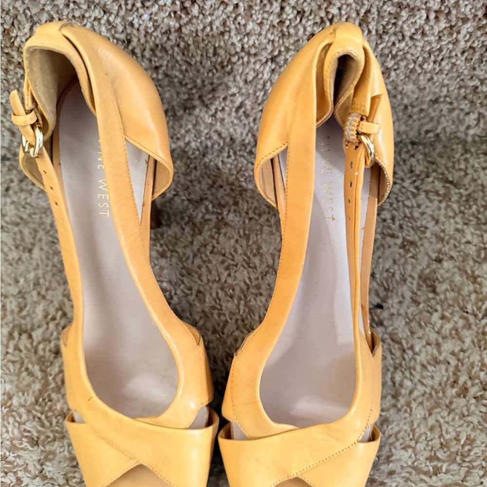 Nine West Mustard Yellow 7.5 Peep Toe Heels – Woodgrain Stacked Pumps